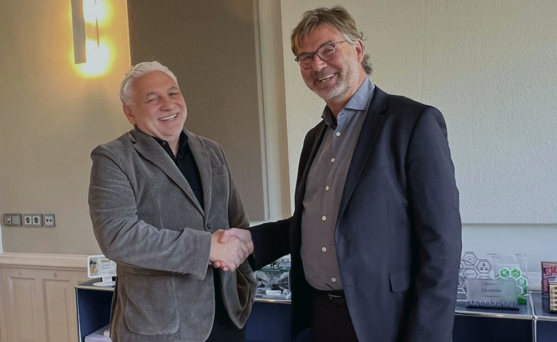 Two smiling business professionals shaking hands – representing the integration of edicos Consulting & Software into the CONVOTIS Group.