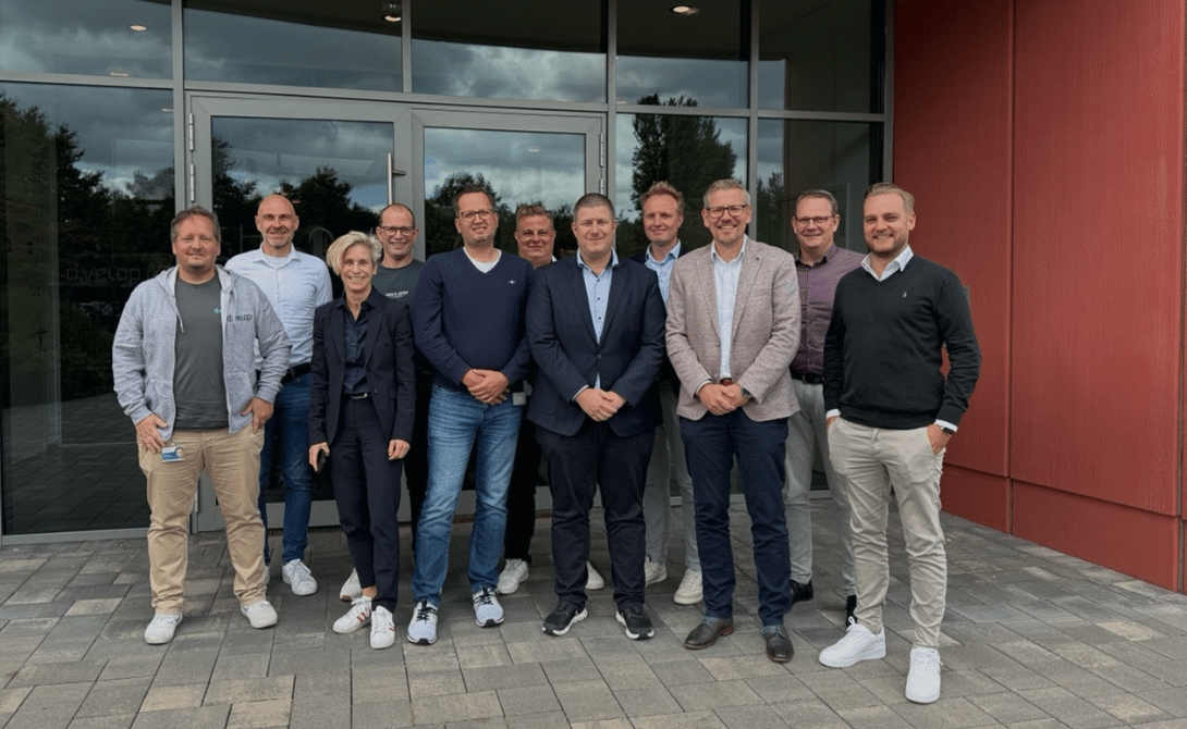 Vertreter:innen von CONVOTIS und d.velop bei der Vertragsunterzeichnung am d.velop campus